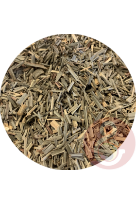Deze Lemongrass, wat ook wel citroengras of sereh wordt genoemd, heeft een heerlijke frisse citroensmaak en kun je gebruiken om zuiverende kruidenthee van te maken voor je papegaai. De natte bladeren kun je vervolgens verwerken in een chop om ze optimaal 