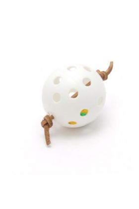 Deze Shaking Ball Foottoy is een Wiffle Ball waardoor een stukje leder gestoken waaraan jouw vogel kan knagen en de bal ook vast kan houden in de snavel terwijl hij de wiffle Ball weer goed in de poot kan nemen. De Wiffle Ball is gevuld met kraaltjes waar