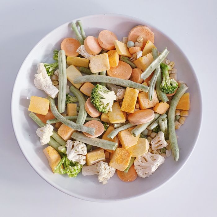 De mix bestaat uit een verscheidenheid aan gezonde ingrediënten, zoals gevriesdroogde wortelen en broccoli, die een bron van vezels en noodzakelijke voedingsstoffen zijn voor je vogel. Deze groenten dragen bij aan een gezonde spijsvertering en ondersteune